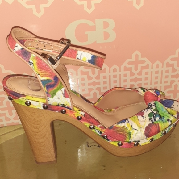 Heels - Picture 2 of 3